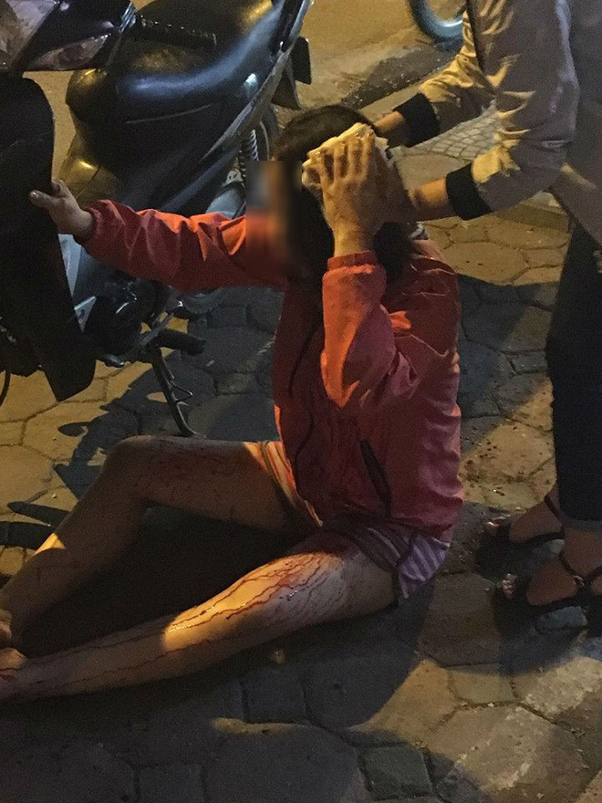 Nghi chồng ngoại tình, người phụ nữ dằn mặt chồng bằng cách tự lấy gạch đập vào đầu