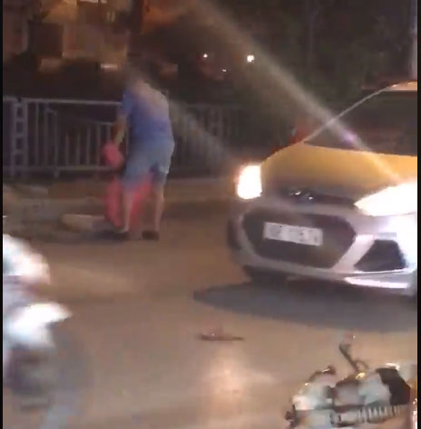 Nghi chồng ngoại tình, người phụ nữ dằn mặt chồng bằng cách tự lấy gạch đập vào đầu