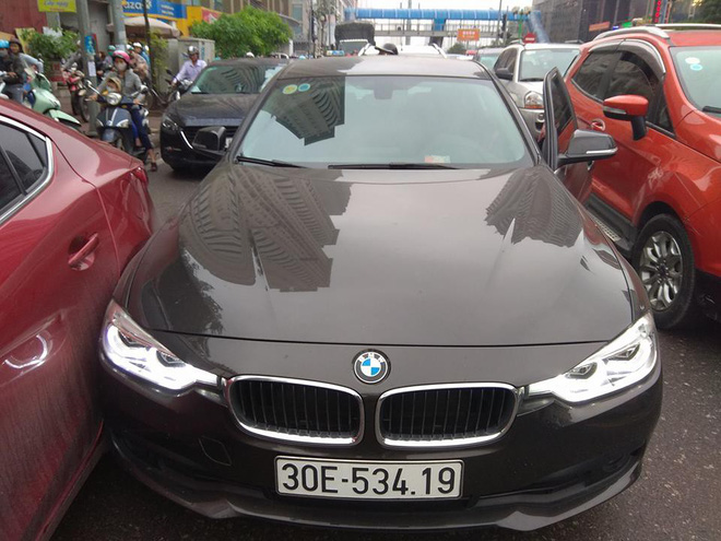 2 ô tô hôn nhau giữa phố chật cứng, cách xử lý của 2 tài xế khiến bao người tán thưởng 2 ô tô hôn nhau giữa phố chật cứng, cách xử lý của 2 tài xế khiến bao người tán thưởng