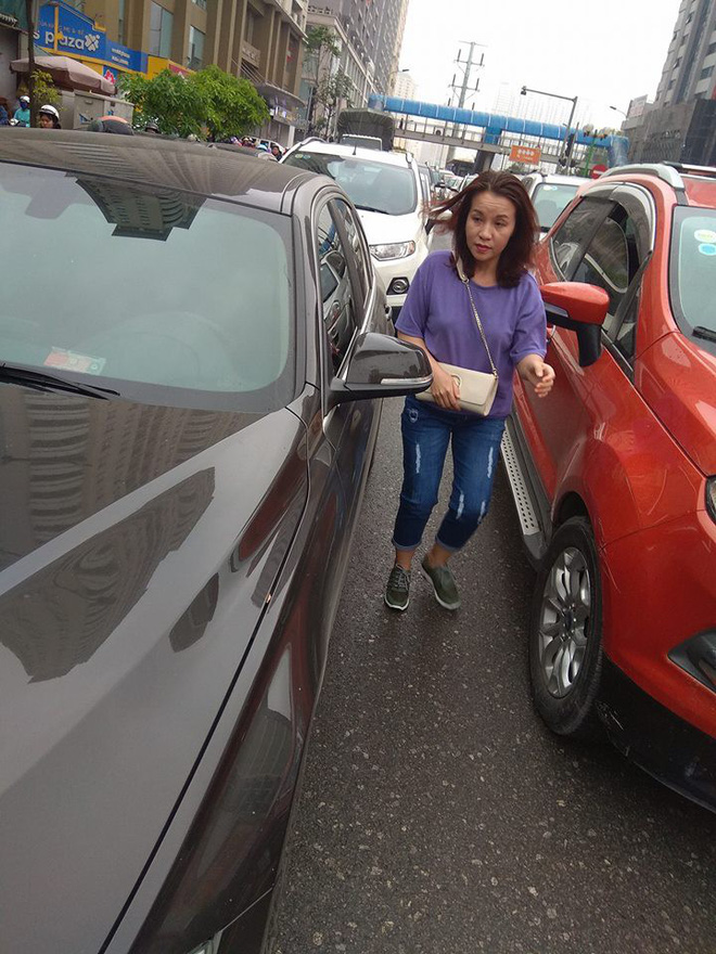 2 ô tô hôn nhau giữa phố chật cứng, cách xử lý của 2 tài xế khiến bao người tán thưởng