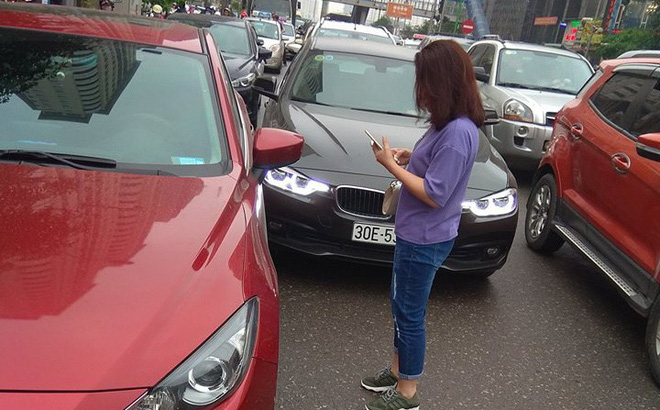 2 ô tô hôn nhau giữa phố chật cứng, cách xử lý của 2 tài xế khiến bao người tán thưởng 2 ô tô hôn nhau giữa phố chật cứng, cách xử lý của 2 tài xế khiến bao người tán thưởng