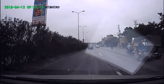 Hà Nội: Tránh xe ô tô đi ngược chiều, hai thanh niên suýt bị xe máy phía sau cán chết trên Quốc lộ 5