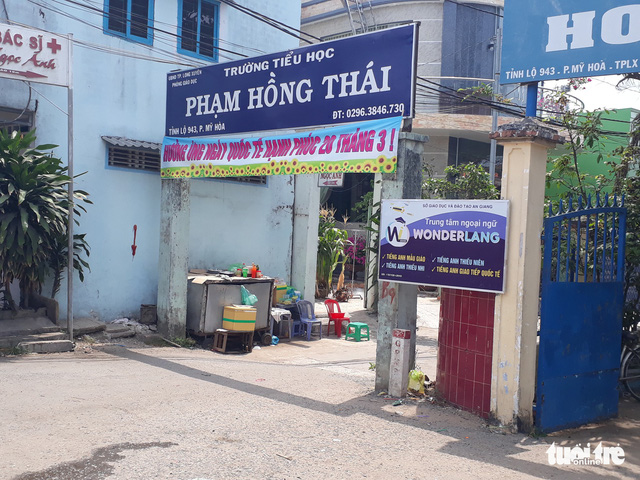Phạt tiền phụ huynh xông vào trường tát cô giáo