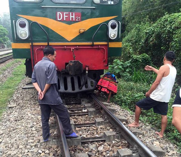 Yên Bái: Di chuyển trên đường ray, cụ bà bị tàu hỏa đâm tử vong