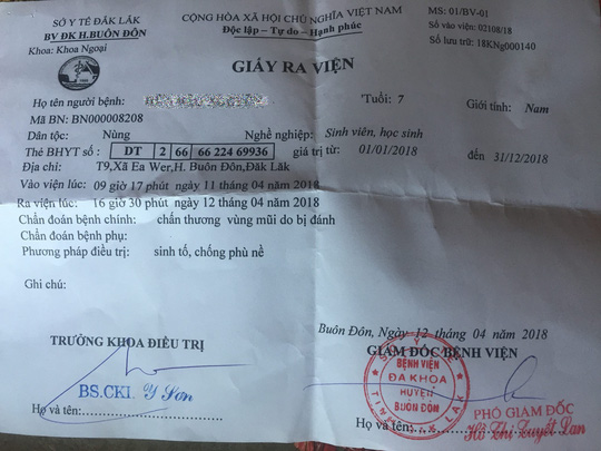 Học sinh lớp 1 bị thầy đánh chảy máu mũi vì cởi áo trong giờ học?