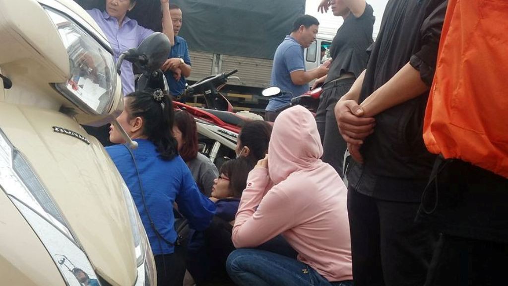 Người vợ khóc nức nở, ngất xỉu khi thấy thi thể chồng ở đập nước ven đường