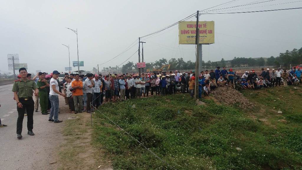 Người vợ khóc nức nở, ngất xỉu khi thấy thi thể chồng ở đập nước ven đường