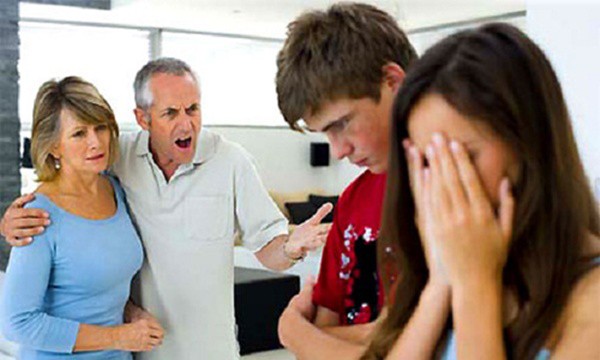 Đi công tác 6 tháng trở về, chồng chết sững khi vợ ra chào