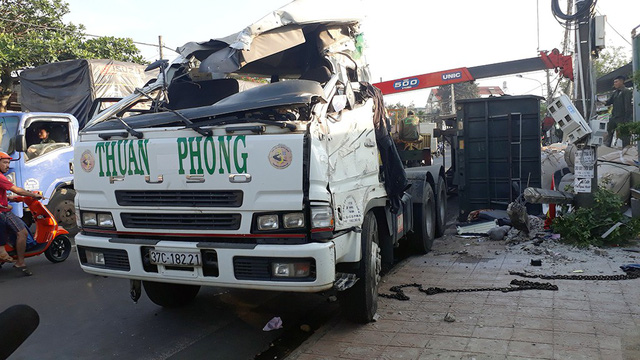 Xe chở alumin lại lật tại cua tử thần, tài xế tử vong