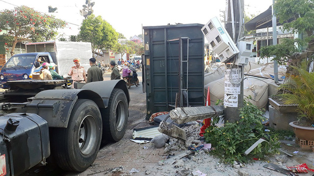 Xe chở alumin lại lật tại cua tử thần, tài xế tử vong