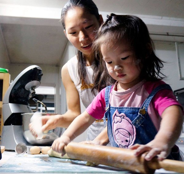 Lương hàng ngàn USD/tháng, bỏ việc mở lò bánh xả stress