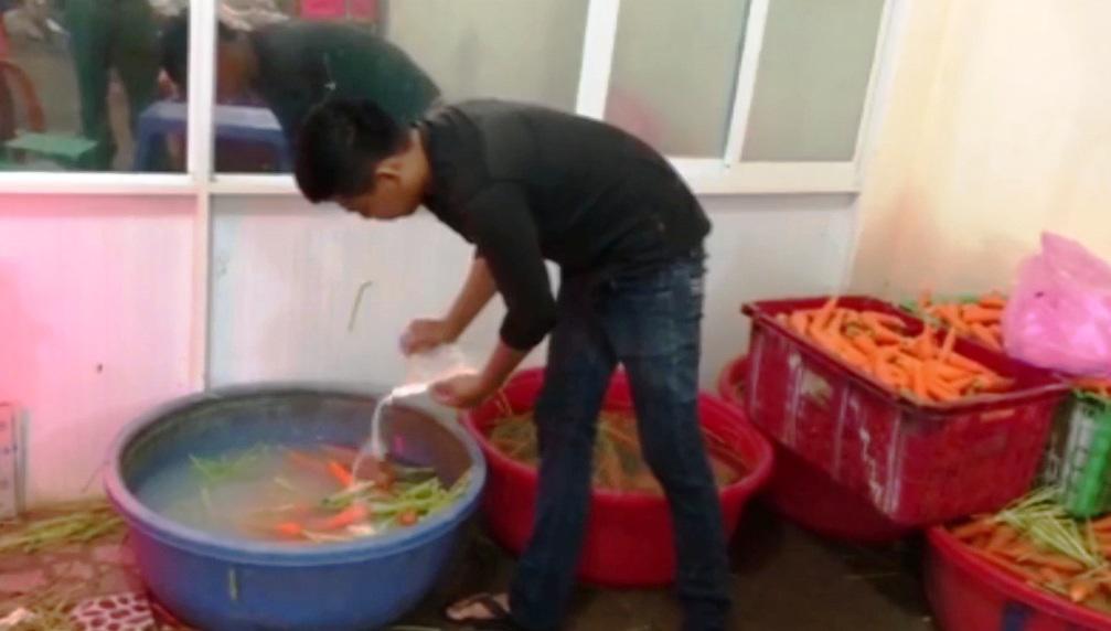 TP.HCM: Khủng khiếp dùng chất độc tẩy cả chục tấn cà rốt trước khi xuất xưởng