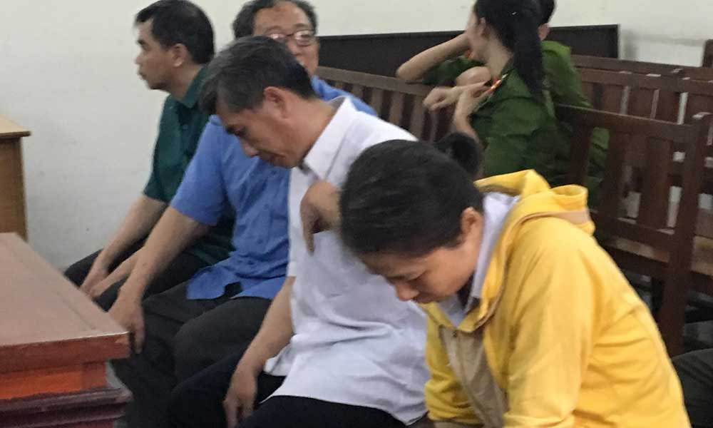 Thủ quỹ thụt két tiền tỷ, giám đốc bệnh viện thất thểu hầu tòa