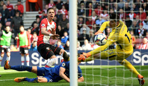 Giroud lập cú đúp, giải cứu Chelsea trước đội đèn đỏ