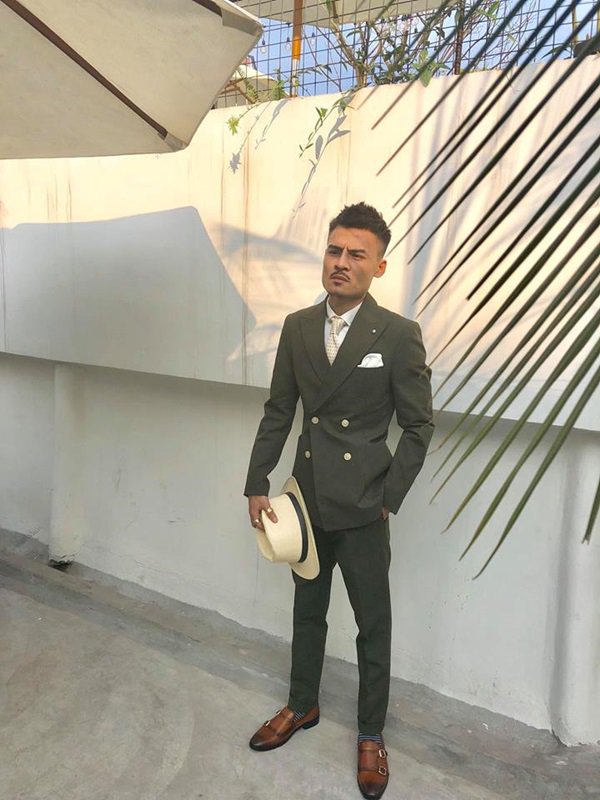 Hoa Vinh lạ lẫm với hình ảnh nhẵn nhụi và sự thật ngã ngửa