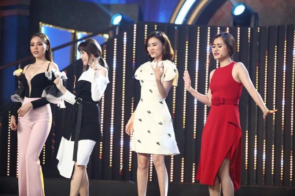 MC Lại Văn Sâm cười tươi giữa dàn mỹ nữ chân dài hot nhất showbiz MC Lại Văn Sâm cười tươi giữa dàn mỹ nữ chân dài hot nhất showbiz
