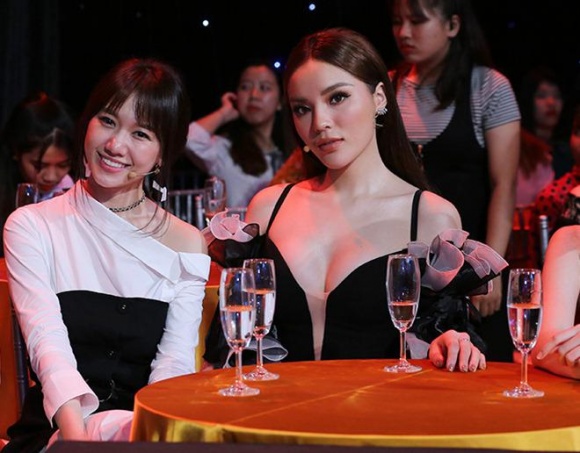 MC Lại Văn Sâm cười tươi giữa dàn mỹ nữ chân dài hot nhất showbiz