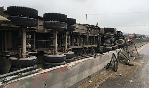 Lật xe chở gỗ khiến quốc lộ 1A ách tắc nhiều giờ