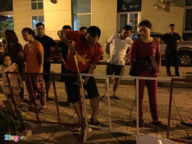 Cảnh phá hàng rào ở Goldmark City và Vinaconex 7 tái diễn giữa đêm