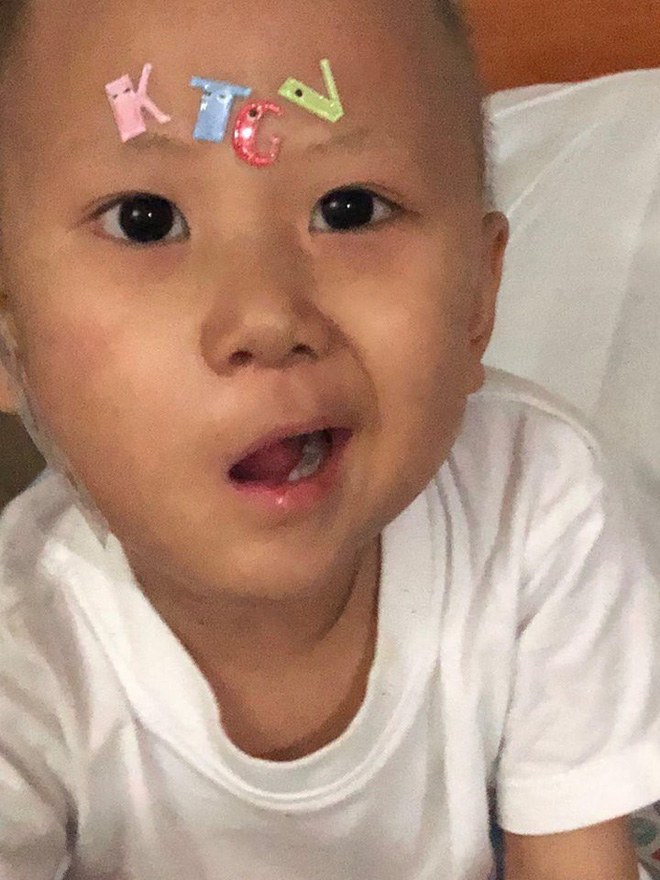 Hành trình tìm lại bầu trời tuổi thơ của em bé 4 tuổi Quang Minh và cuộc chiến với bệnh ung thư máu khiến nhiều người bật khóc