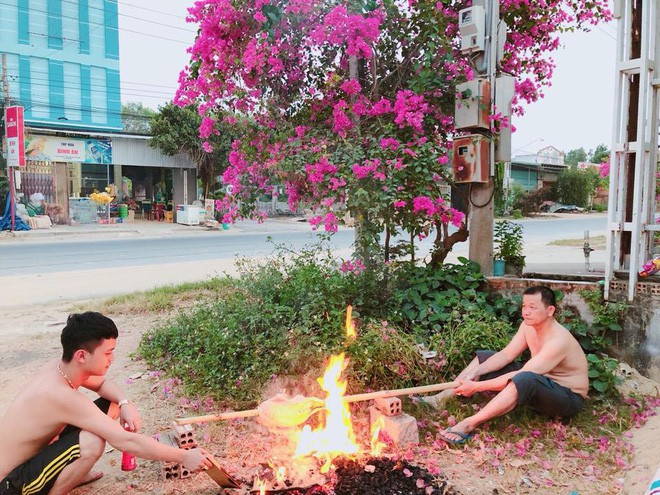 Khoe ảnh bố vợ và con rể hợp nhau như cạ cứng, cô nàng khuyên chị em: Cưới đi, đừng sợ!