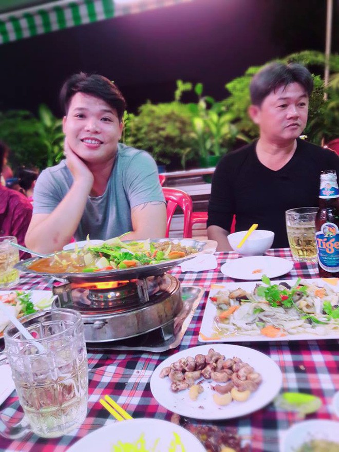 Khoe ảnh bố vợ và con rể hợp nhau như cạ cứng, cô nàng khuyên chị em: Cưới đi, đừng sợ!