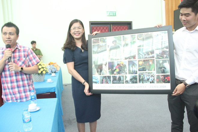 Cư dân chung cư Carina tri ân lính cứu hỏa