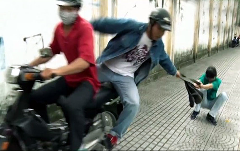 TP. HCM: Cô gái 25 tuổi bị nam thanh niên dùng kéo khống chế, cướp tài sản ngay trước cửa nhà