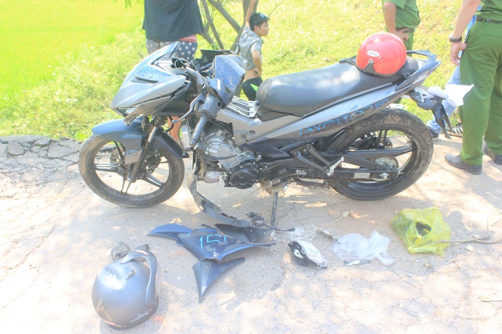 2 thanh niên đâm cột mốc tử vong, chưa tìm được người thân