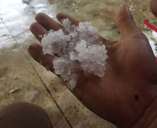 Mưa đá, lốc xoáy khiến hàng trăm ngôi nhà sập, nhiều người bị thương