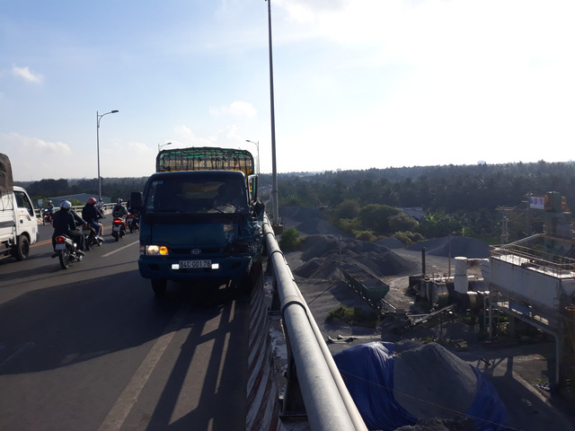 Va chạm với xe tải, đầu nạn nhân rơi từ trên cầu xuống đất