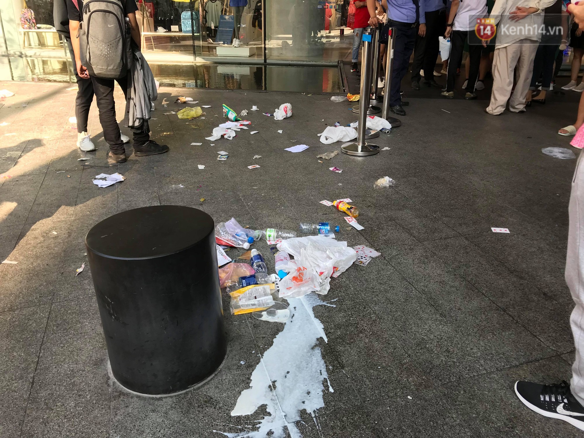 Ngao ngán cảnh vỏ túi nilon, chai nhựa... la liệt sau đêm xếp hàng canh mua giày Adidas của các bạn trẻ