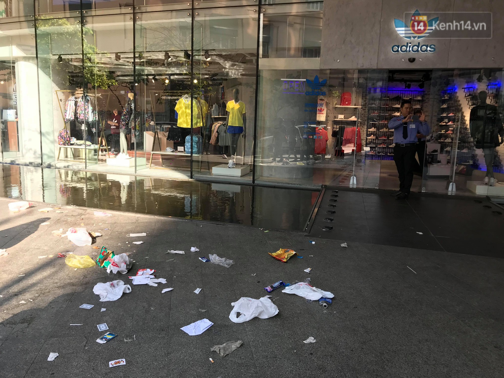 Ngao ngán cảnh vỏ túi nilon, chai nhựa... la liệt sau đêm xếp hàng canh mua giày Adidas của các bạn trẻ Ngao ngán cảnh vỏ túi nilon, chai nhựa... la liệt sau đêm xếp hàng canh mua giày Adidas của các bạn trẻ