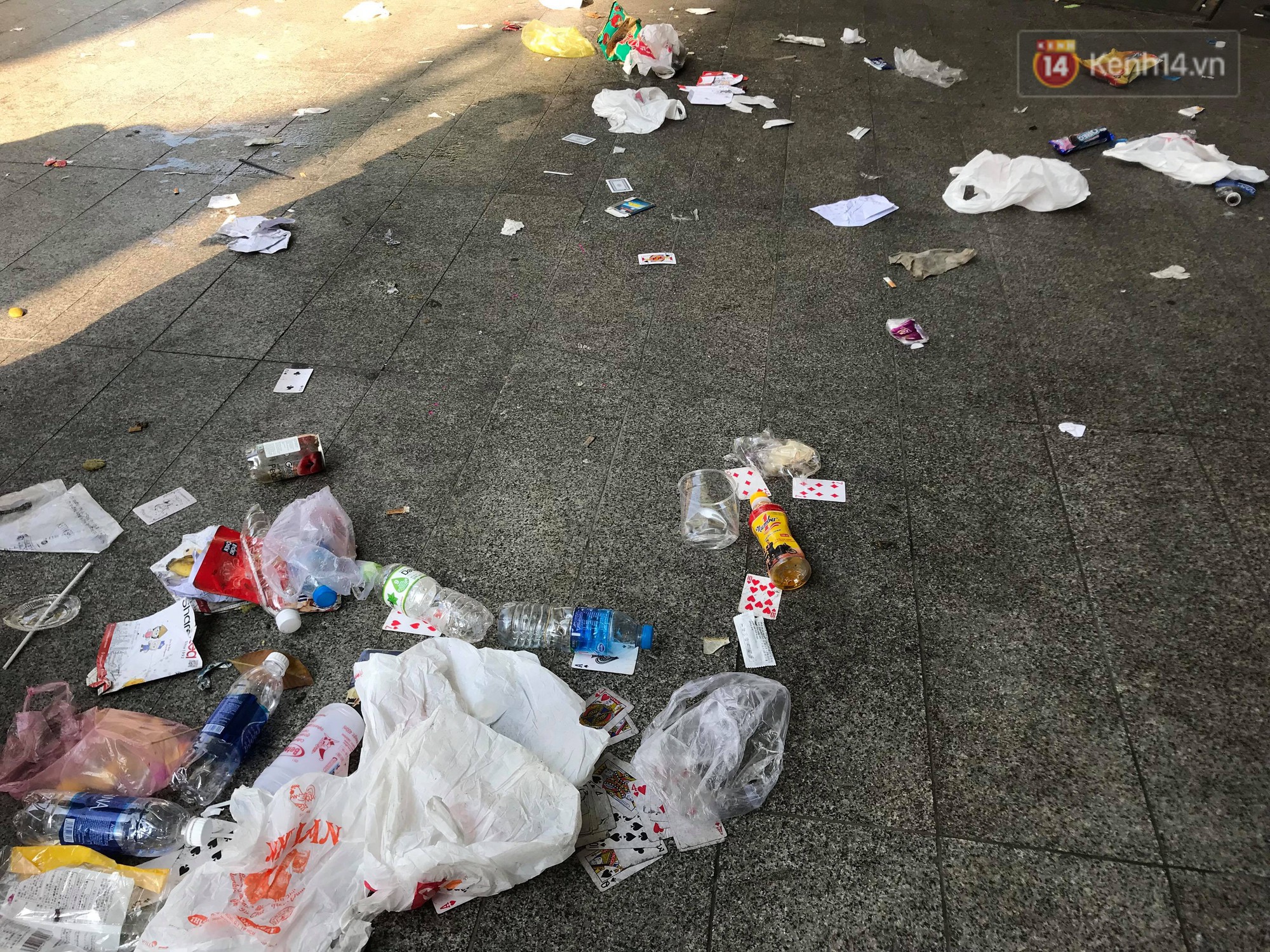 Ngao ngán cảnh vỏ túi nilon, chai nhựa... la liệt sau đêm xếp hàng canh mua giày Adidas của các bạn trẻ