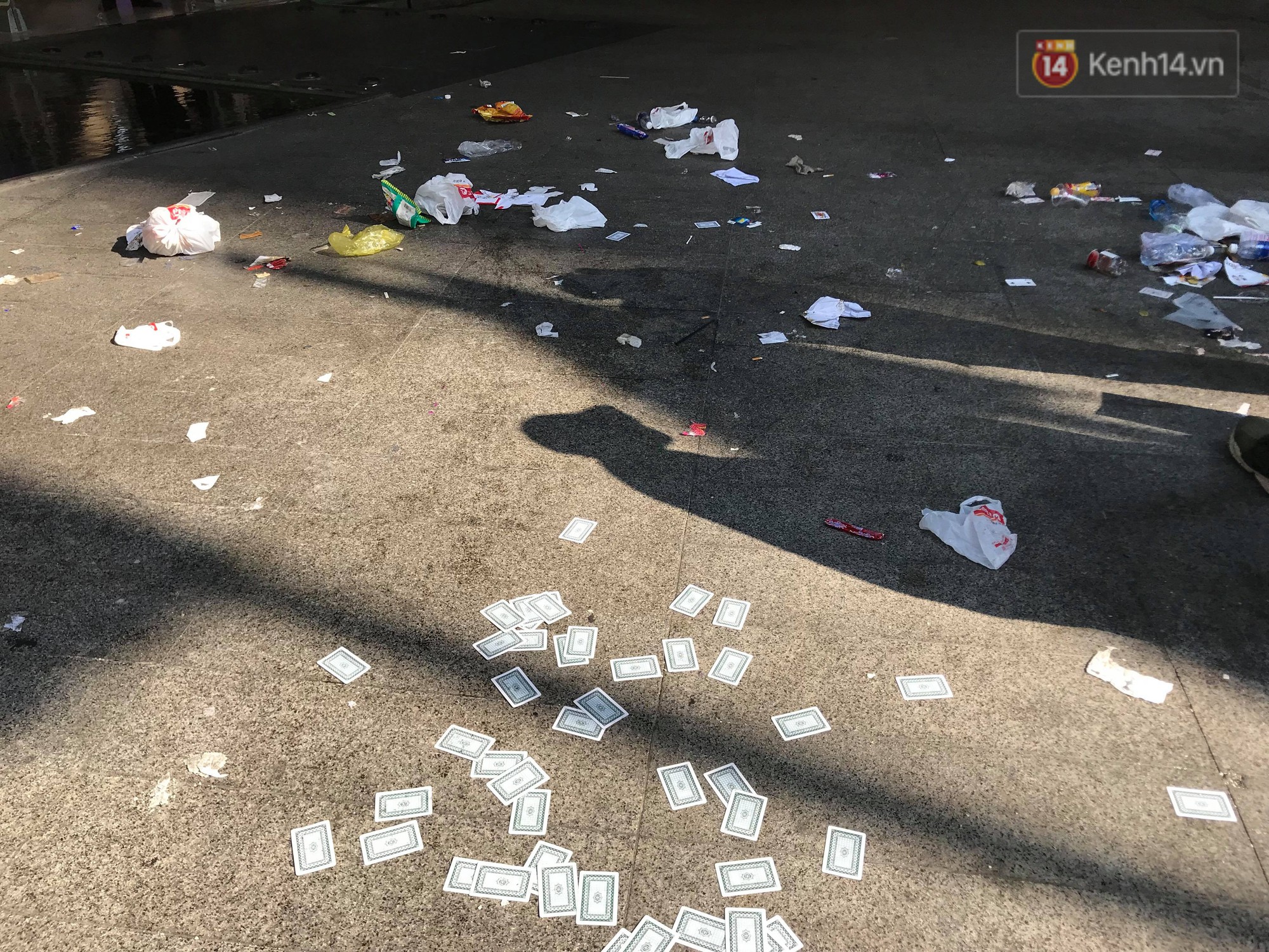 Ngao ngán cảnh vỏ túi nilon, chai nhựa... la liệt sau đêm xếp hàng canh mua giày Adidas của các bạn trẻ