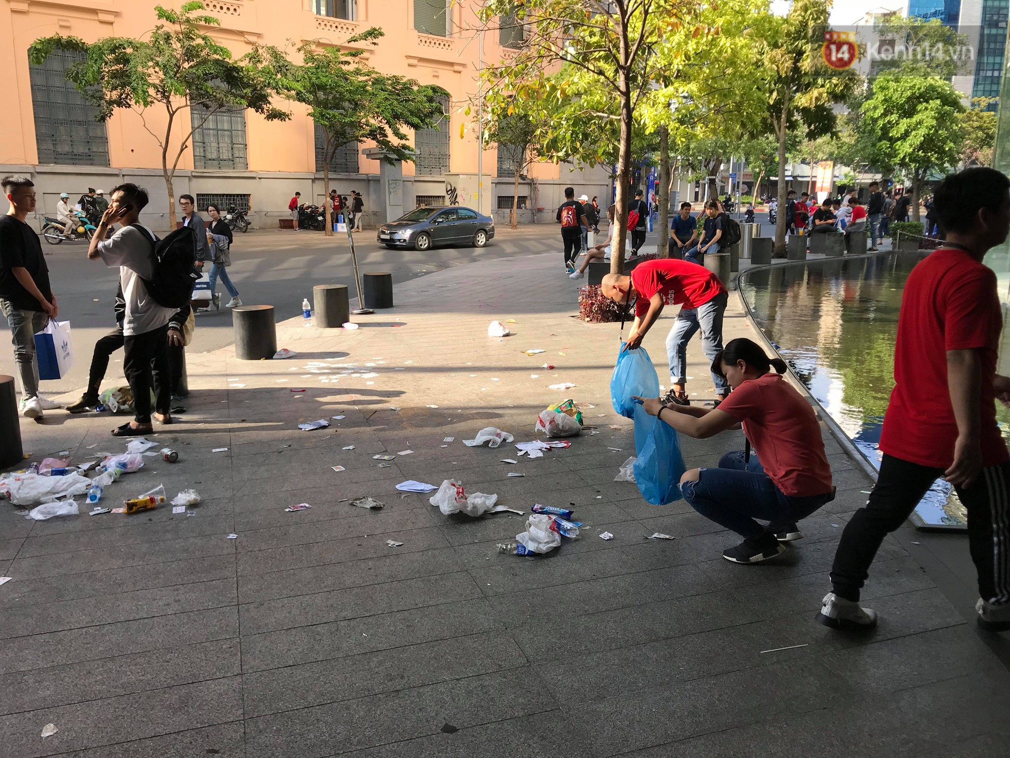 Ngao ngán cảnh vỏ túi nilon, chai nhựa... la liệt sau đêm xếp hàng canh mua giày Adidas của các bạn trẻ