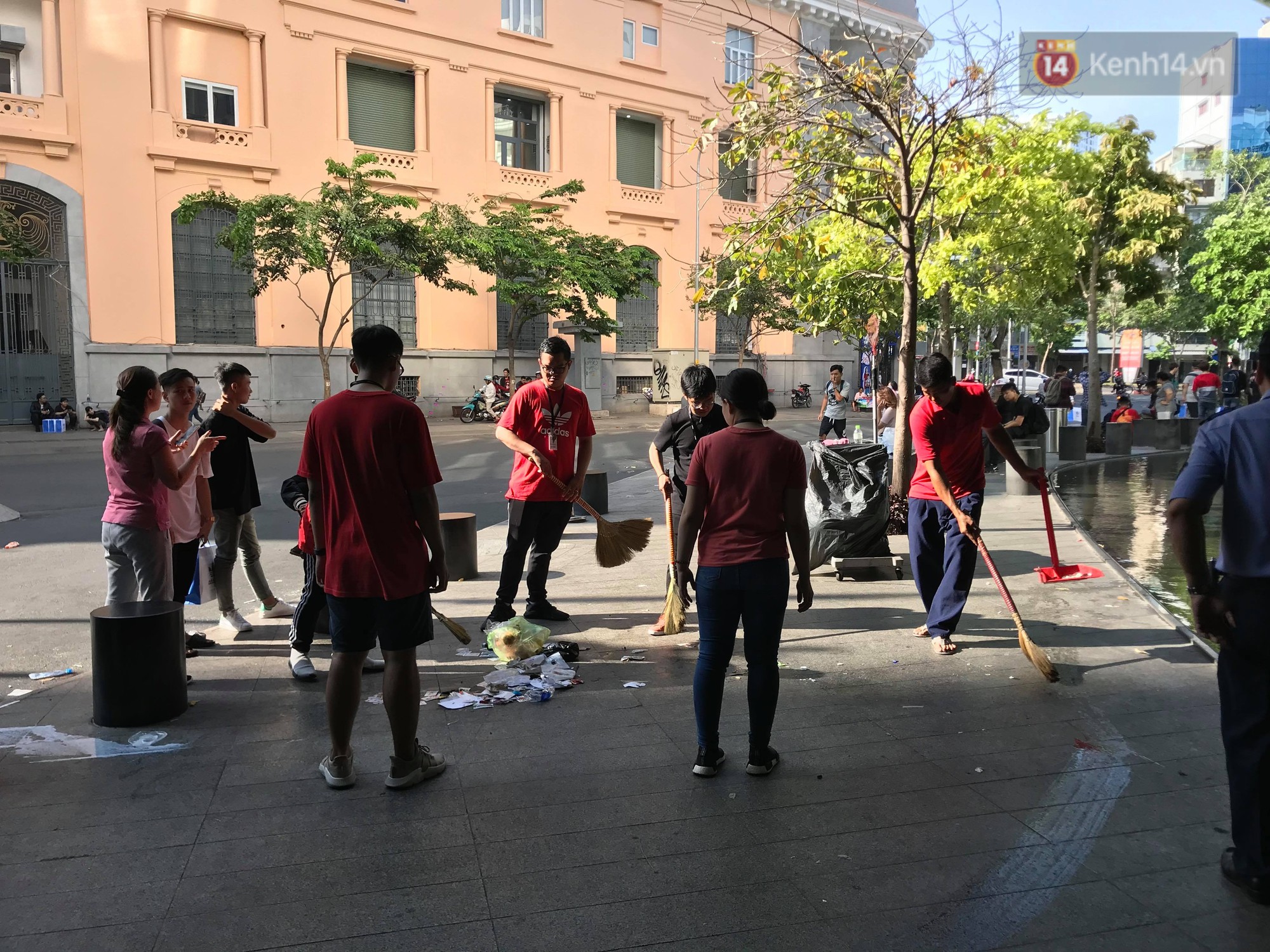 Ngao ngán cảnh vỏ túi nilon, chai nhựa... la liệt sau đêm xếp hàng canh mua giày Adidas của các bạn trẻ