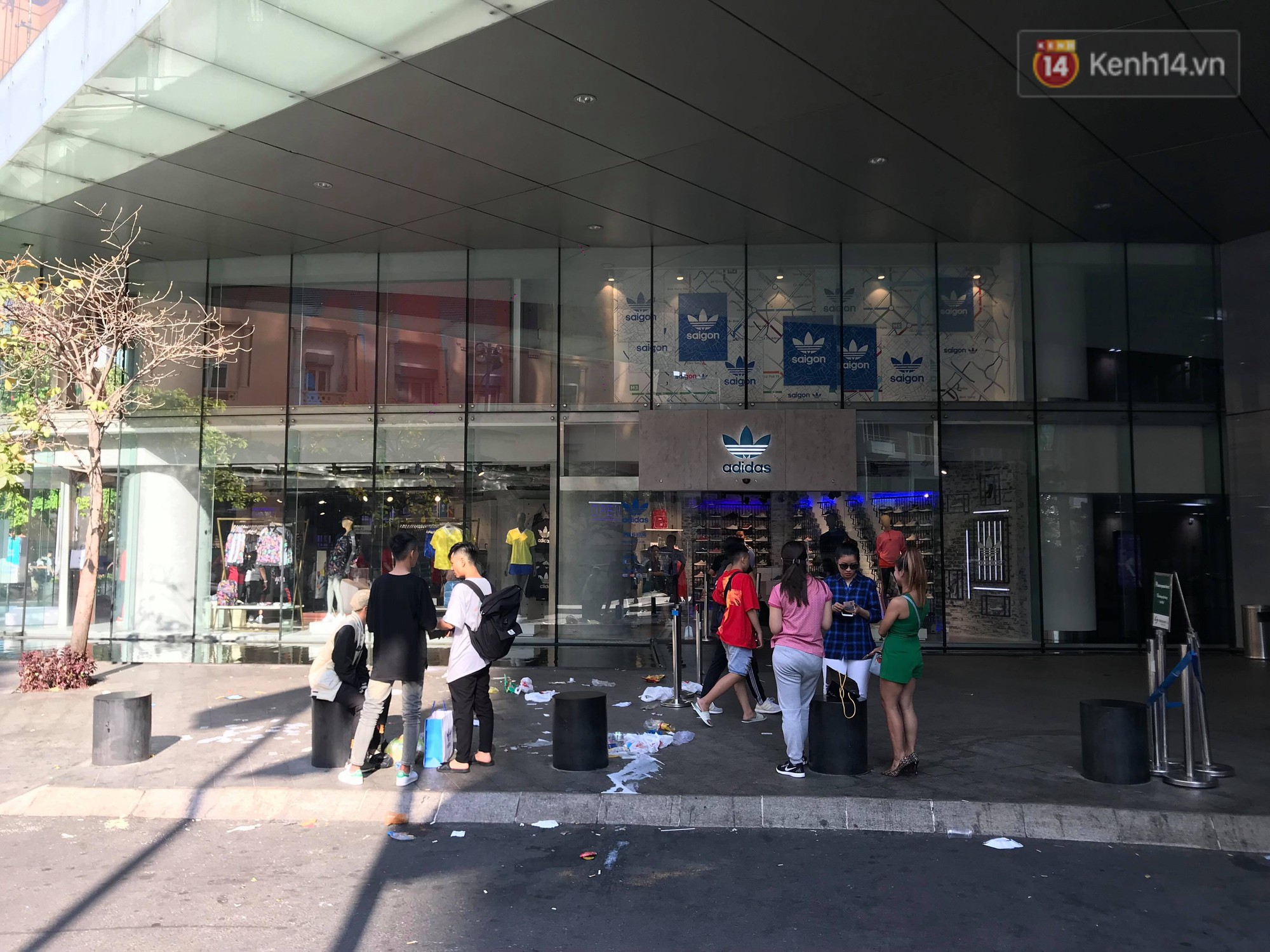 Ngao ngán cảnh vỏ túi nilon, chai nhựa... la liệt sau đêm xếp hàng canh mua giày Adidas của các bạn trẻ