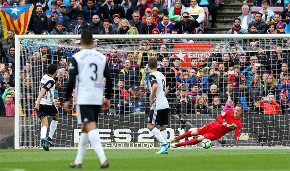 Gượng dậy sau cú sốc, Barca lập kỷ lục bất bại mới tại La Liga