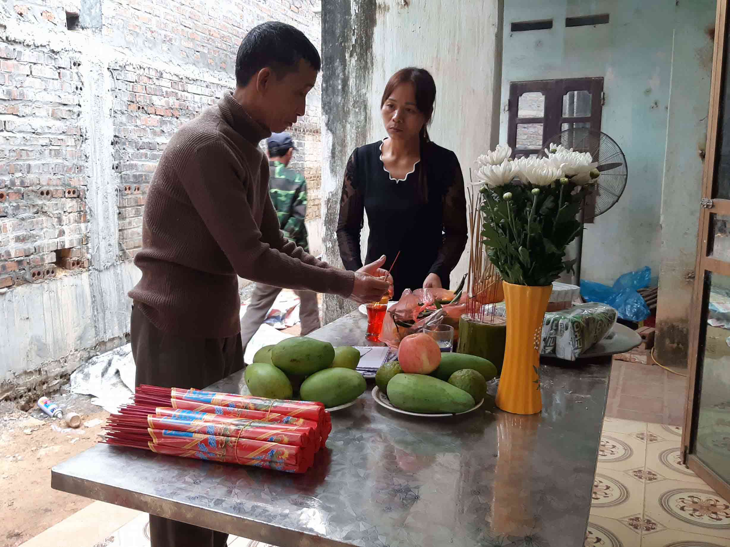 Mẹ bé trai bị kẻ lạ đâm tử vong: Tôi ra ngoài vài phút về thấy con trên vũng máu