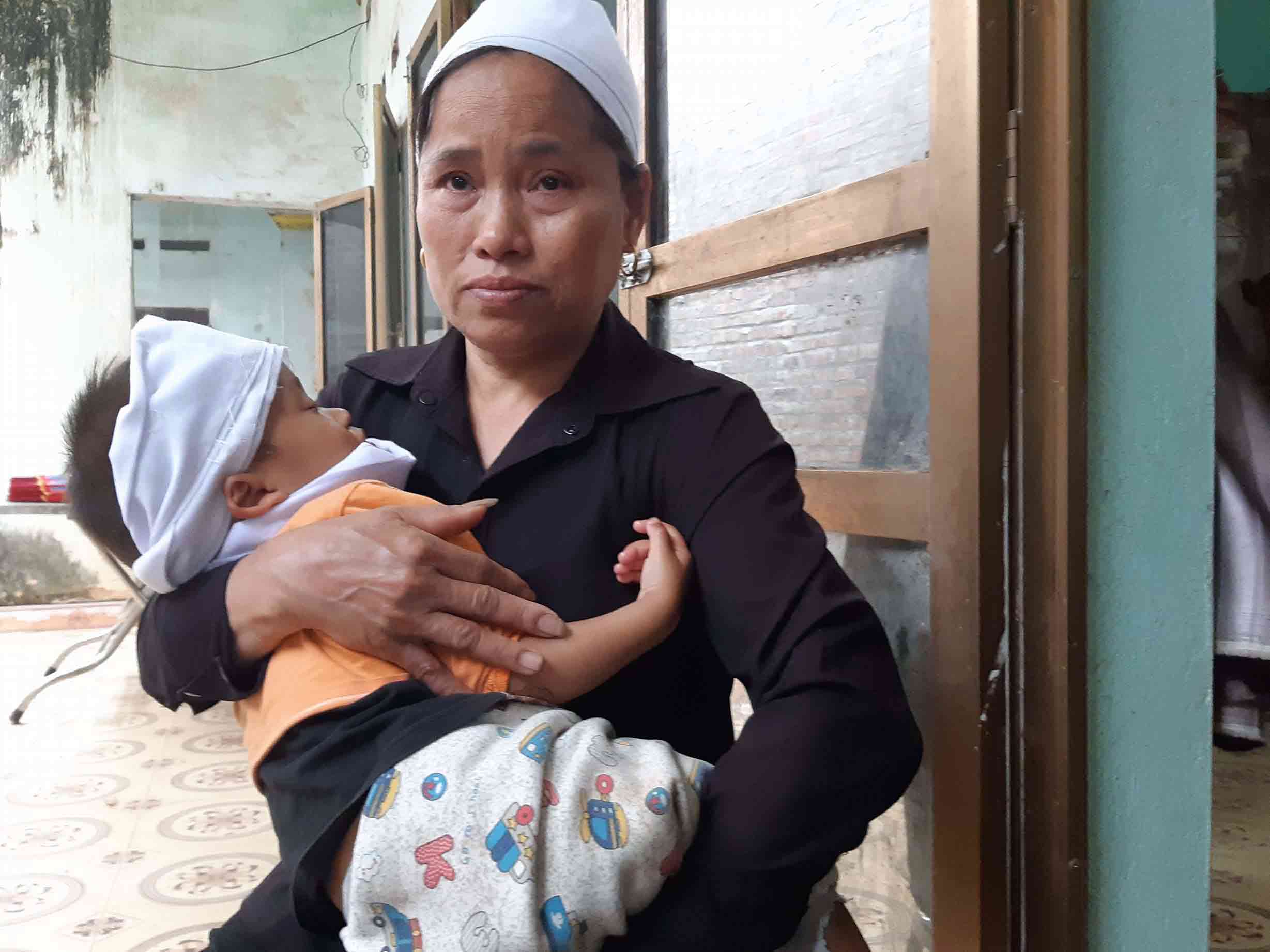 Mẹ bé trai bị kẻ lạ đâm tử vong: Tôi ra ngoài vài phút về thấy con trên vũng máu