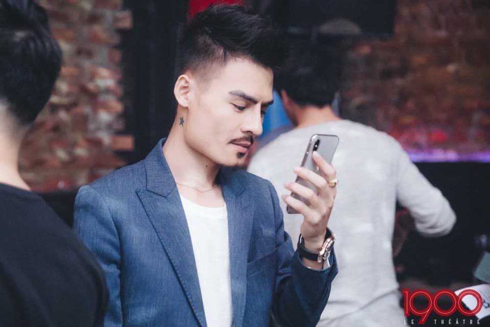 Xôn xao hình ảnh khiến dân mạng tò mò liệu đây có phải Hoa Vinh trước khi nổi tiếng trên Facebook? Xôn xao hình ảnh khiến dân mạng tò mò liệu đây có phải Hoa Vinh trước khi nổi tiếng trên Facebook?