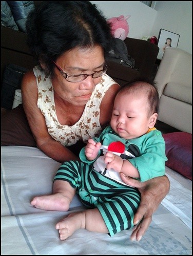 Chị em tranh cãi chuyện suốt 6 tháng nuôi con chồng không giúp đồng nào, vợ biếu mẹ chồng 100 nghìn đi chơi thì bị mắng keo kiệt