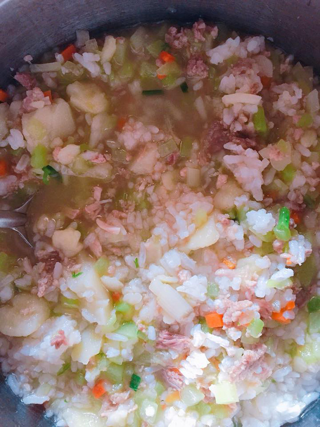 Một nách hai con sinh đôi, đến bữa ăn cơm trộn như thế này, mẹ trẻ bị mắng là ăn cơm lợn, chỉ biết ăn bám chồng