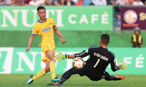 Cả HLV lẫn cầu thủ Bình Dương bị đuổi ở V-League 2018