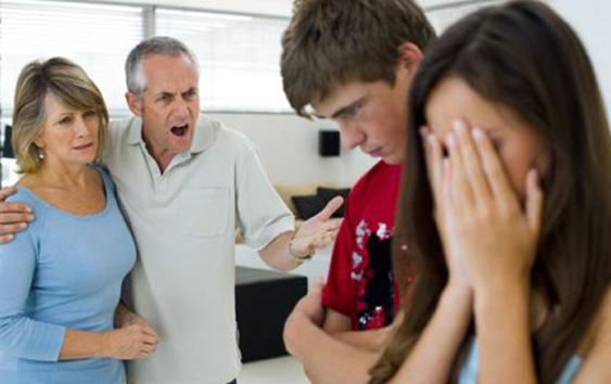 Con dâu khóc ròng vì bố chồng yêu cầu rửa bát không có tiếng va, kho cá không có mùi