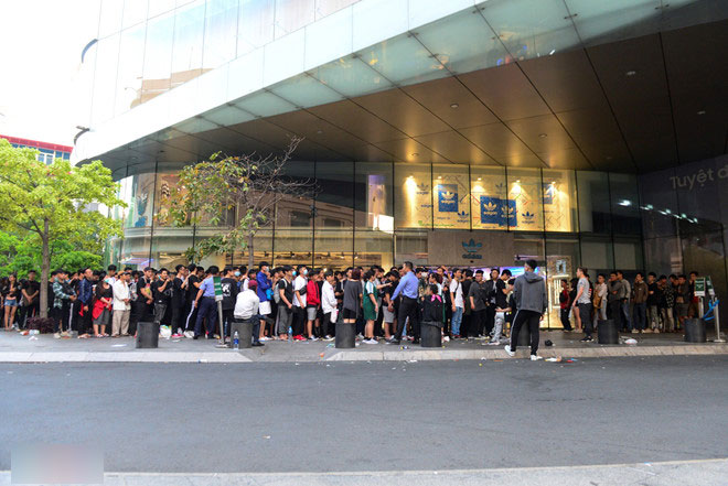 Tranh cãi về thức xuyên đêm mua giày hiệu: Trẻ con, dư tiền, đua đòi?