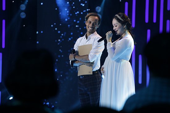 Lan Phương khóc khi vừa ôm bụng bầu vừa hát