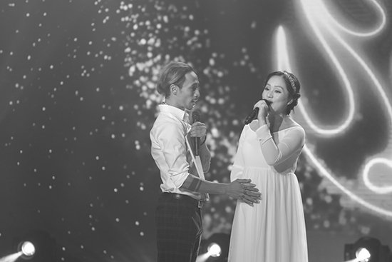 Lan Phương khóc khi vừa ôm bụng bầu vừa hát