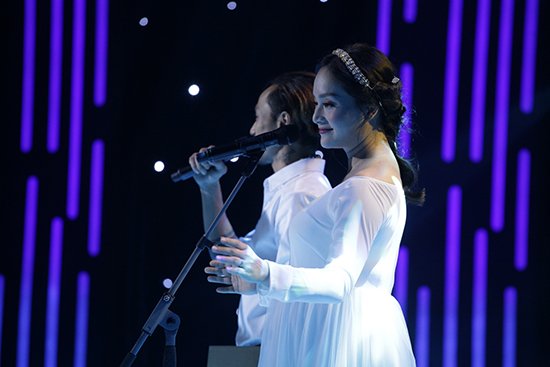 Lan Phương khóc khi vừa ôm bụng bầu vừa hát